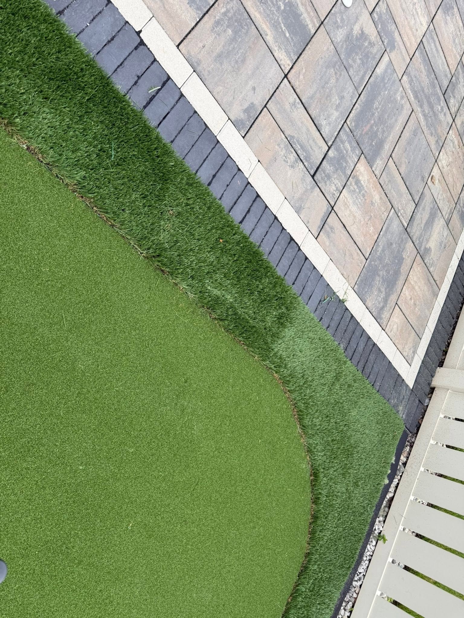 Synthetic turf putting green